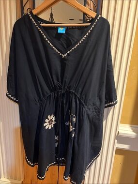 Embroidered V-Neck Tunic Top in Black